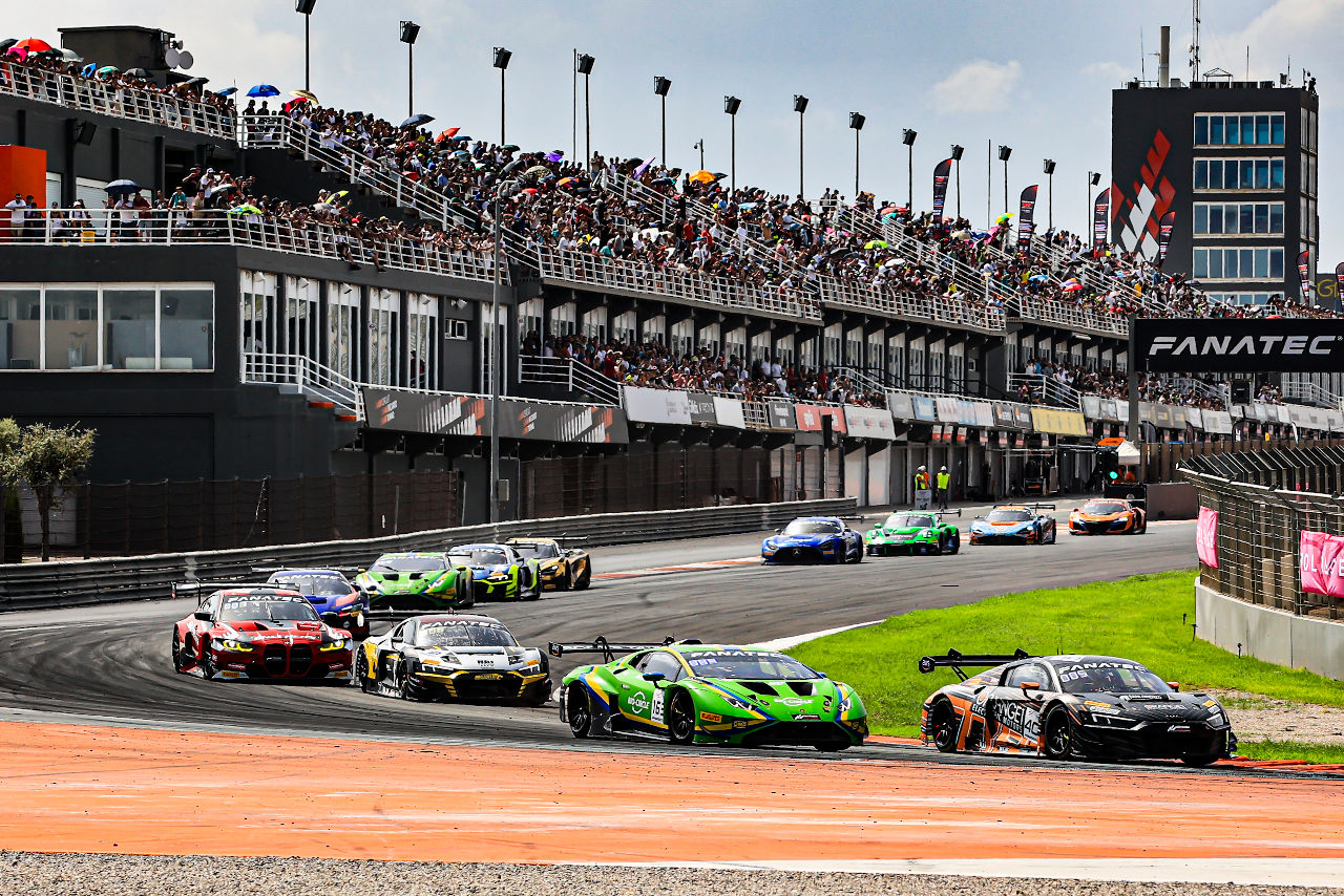 6番手スタートし4番手に浮上した根本悠生／マキシミニアン・ポール組163号車ランボルギーニ・ウラカンGT3エボ（VSR）だったが、レース序盤にトラブルでリタイアに。　2023年GTワールドチャレンジ・ヨーロッパ第8戦バレンシア