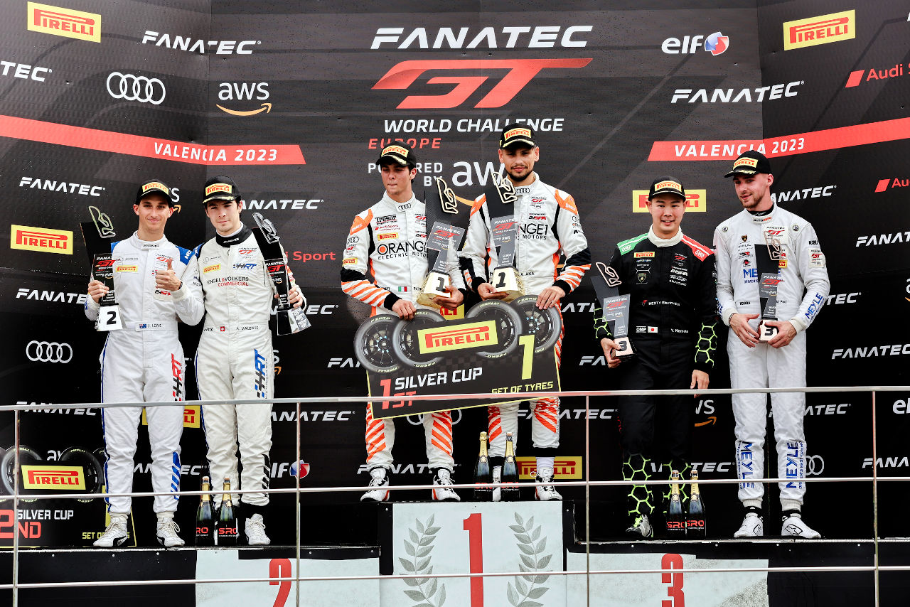 シルバーカップ3位となったVSRの根本悠生（右からふたりめ）　2023年GTワールドチャレンジ・ヨーロッパ第8戦バレンシア