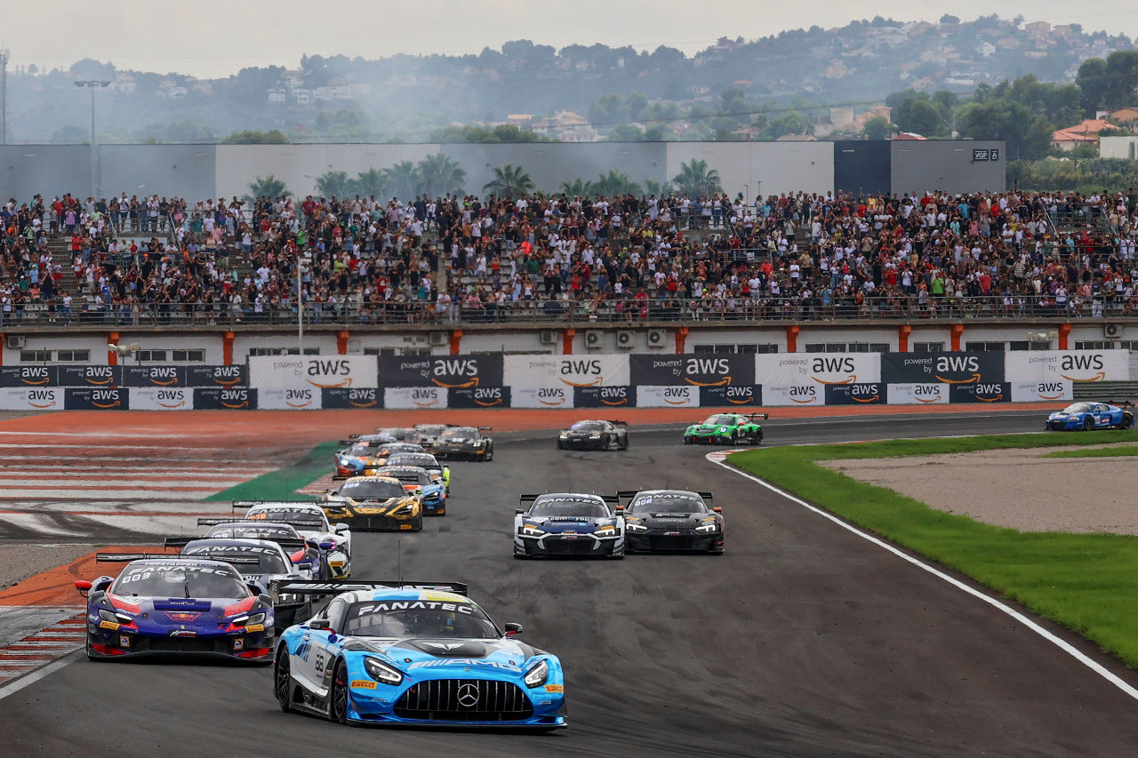 69号車フェラーリ296 GT3から逃げ切った88号車メルセデスAMG GT3（アコーディスASPチーム）　2023年GTワールドチャレンジ・ヨーロッパ第8戦バレンシア