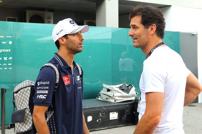2023年F1第16戦シンガポールGP　ダニエル・リカルド（アルファタウリ）とマーク・ウエーバー