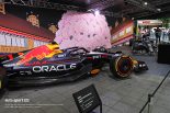 イベント広場で展示されたレッドブルRB19とアルファタウリAT02