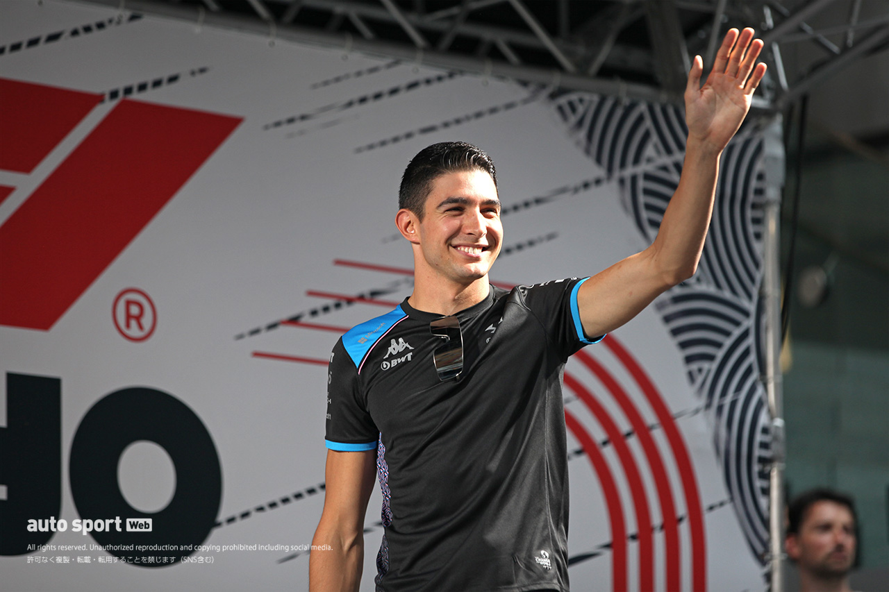 『F1 Tokyo Festival』の特設ステージに登壇したエステバン・オコン（BWTアルピーヌF1チーム）