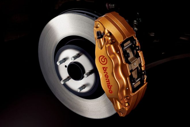 メーカーオプションのブレンボ製17インチフロント&リヤベンチレーテッドディスクブレーキ（ゴールドキャリパー）