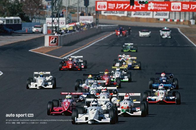 1997年の全日本F3最終戦鈴鹿、ポールポジションから好スタートを決めた77号車が伊藤大輔、後方イン側の2号車が立川祐路