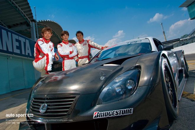 2008年5月、翌年にデビューする2009年規定のSC430の開発テストに参加したトヨタ／レクサスの開発ドライバー陣。脇阪寿一、立川祐路に加え、この年からトヨタに移籍した伊藤大輔も開発ドライバーとして名を連ねていた。