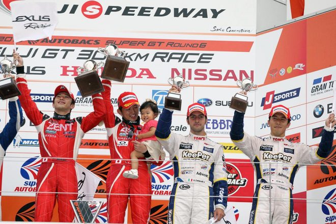 2013年のスーパーGT第6戦富士で表彰台に立つ1位の立川祐路／平手晃平組、3位の伊藤大輔／アンドレア・カルダレッリ組