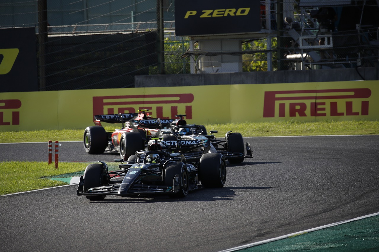 2023年F1第17戦日本GP　ルイス・ハミルトンとジョージ・ラッセル（メルセデス）をカルロス・サインツ（フェラーリ）が追う