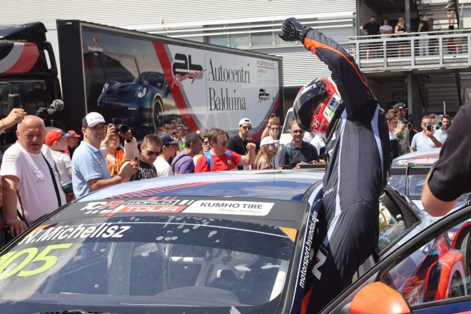 ヒュンダイ・エラントラN TCRをドライブし、開幕戦を含む2勝をマーク。わずか4ポイント差ながらシリーズをリードしている