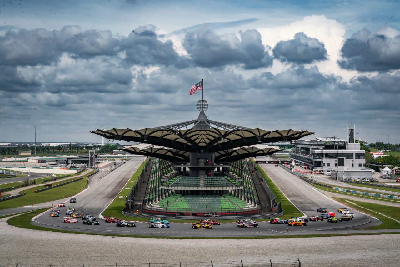 2023年GTワールドチャレンジ・アジア第6大会セパン・レース2のスタートシーン