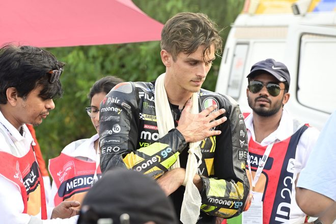 転倒した際に左の鎖骨を痛めて抑えるルカ・マリーニ（ムーニーVR46レーシング・チーム）／2023MotoGP第13戦インドGP