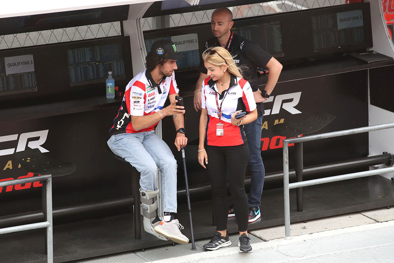 欠場が続くなか、足にギブスをはめながらも現地に足を運んだアレックス・リンス（LCRホンダ・カストロール）／2023MotoGP第11戦カタルーニャGP