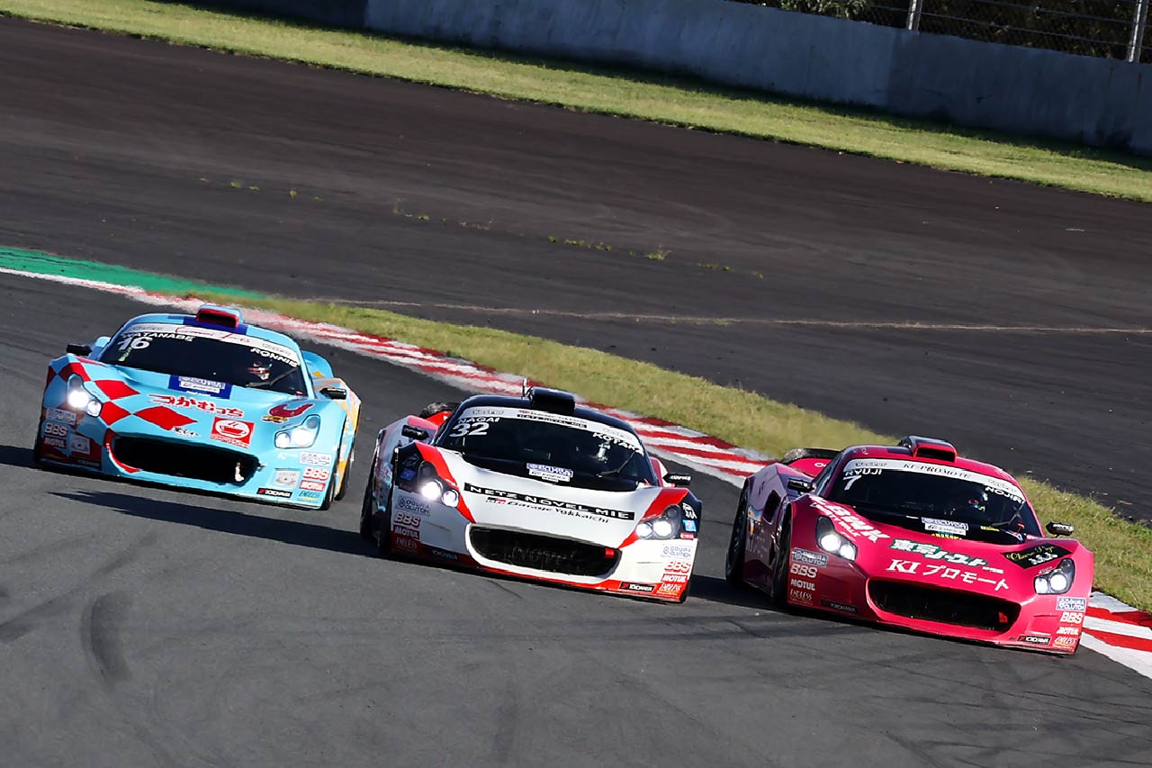 レース2で激戦を演じたロニー・クインタレッリ（左）、小高一斗（中央）、野尻智紀（右）