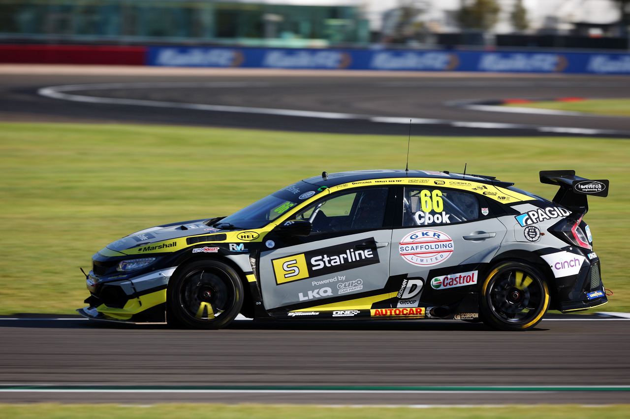 インディペンデントのタイトル獲得に挑むジョシュ・クック（One Motorsport with Starline Racing／FK8型ホンダ・シビック・タイプR）は9位、7位、6位と予選15番手から挽回