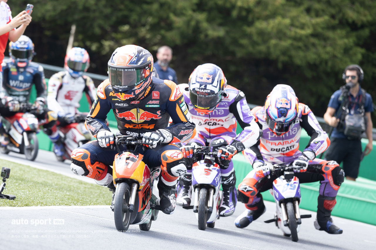 ストレートで懸命に体を前傾にする姿は実際のレースさながら。