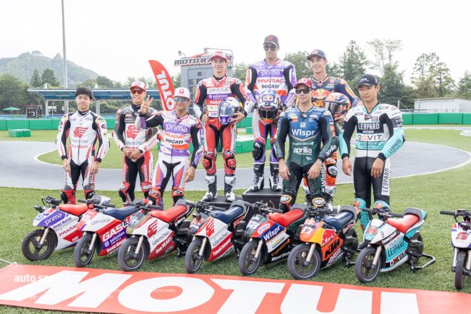 表彰台では全ライダーがマシンの前に立ち笑顔を向けた。