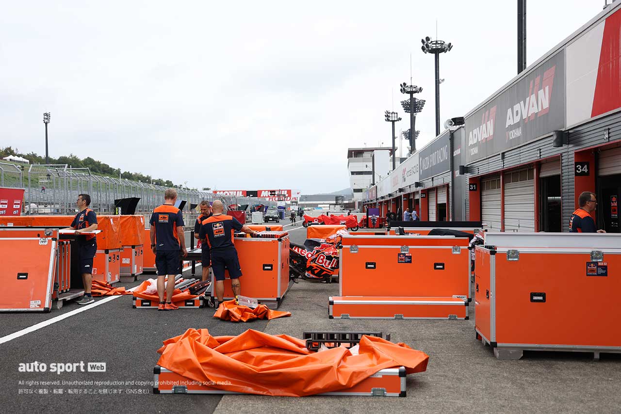ピットを準備するKTM／2023MotoGP第14戦日本GP