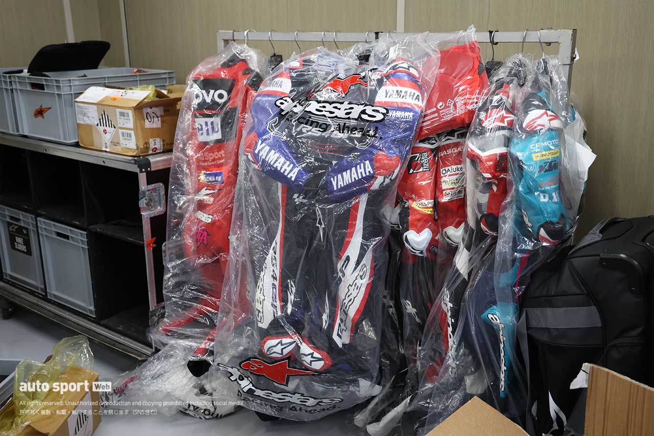 カル・クラッチロー（YAMALUBE RS4GP Racing Team）のレーシングスーツ／2023MotoGP第14戦日本GP