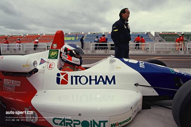 1994年の全日本F3にITOHAM RACING with TOM'Sから参戦していた高木虎之介。奥にはセルモ佐藤正幸氏の姿も。