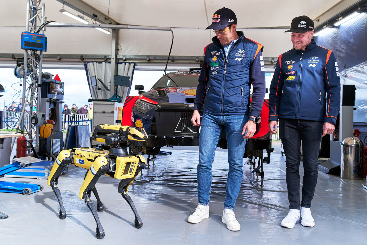 ボストンダイナミクス社（ヒョンデ傘下）の犬型AIロボット“Spot”に興味を示すティエリー・ヌービル（中央）とエサペッカ・ラッピ（右）