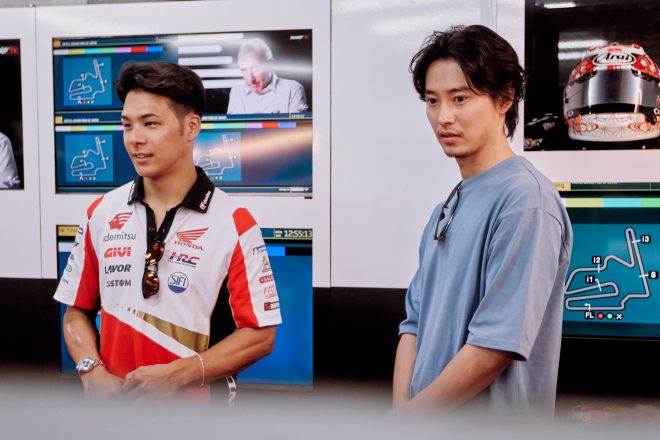 ピット内で中上貴晶と話す山崎賢人さん