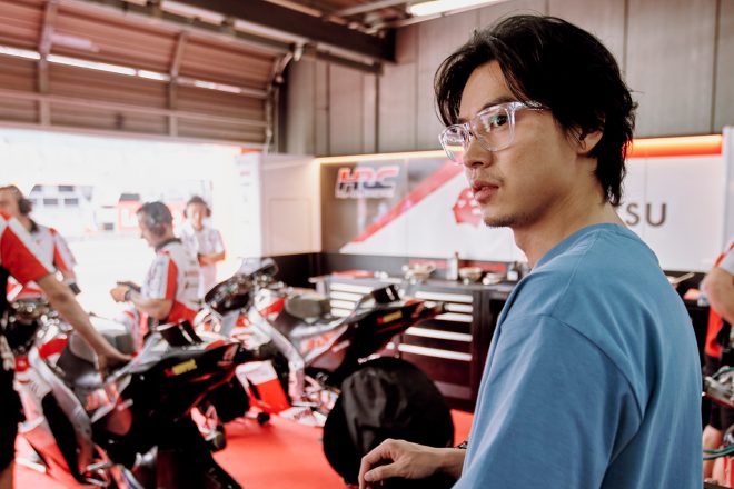 LCRホンダ・イデミツのピットを訪問した山﨑賢人さん