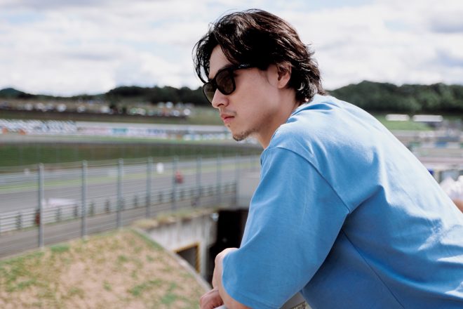 MotoGPの走行を見つめる山﨑賢人さん
