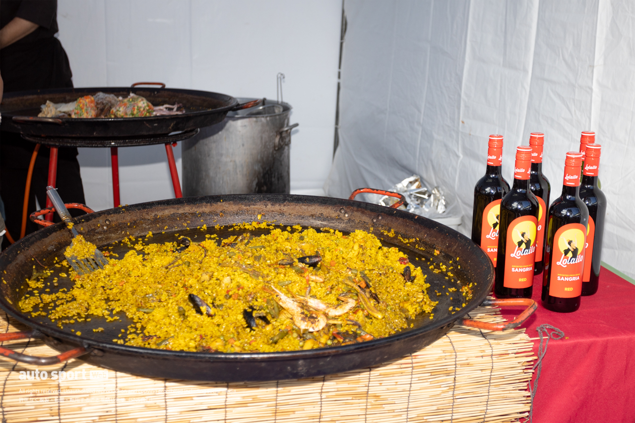 一際いい匂いを発していたのはホルへのパエリア屋さんのパエリア