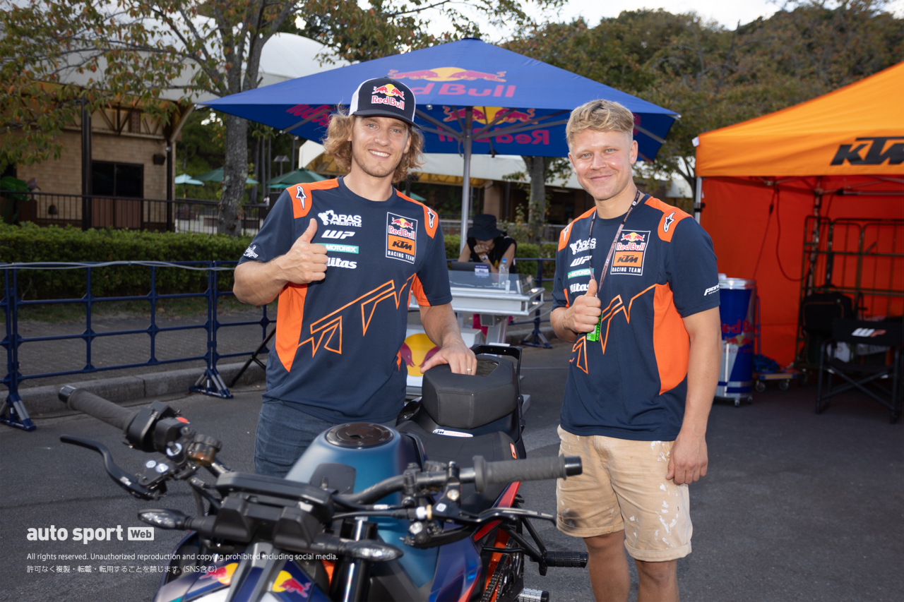 ステージ横ではスタントライダーのアルナス・“アラス”・ギビエザがパフォーマンスを実施