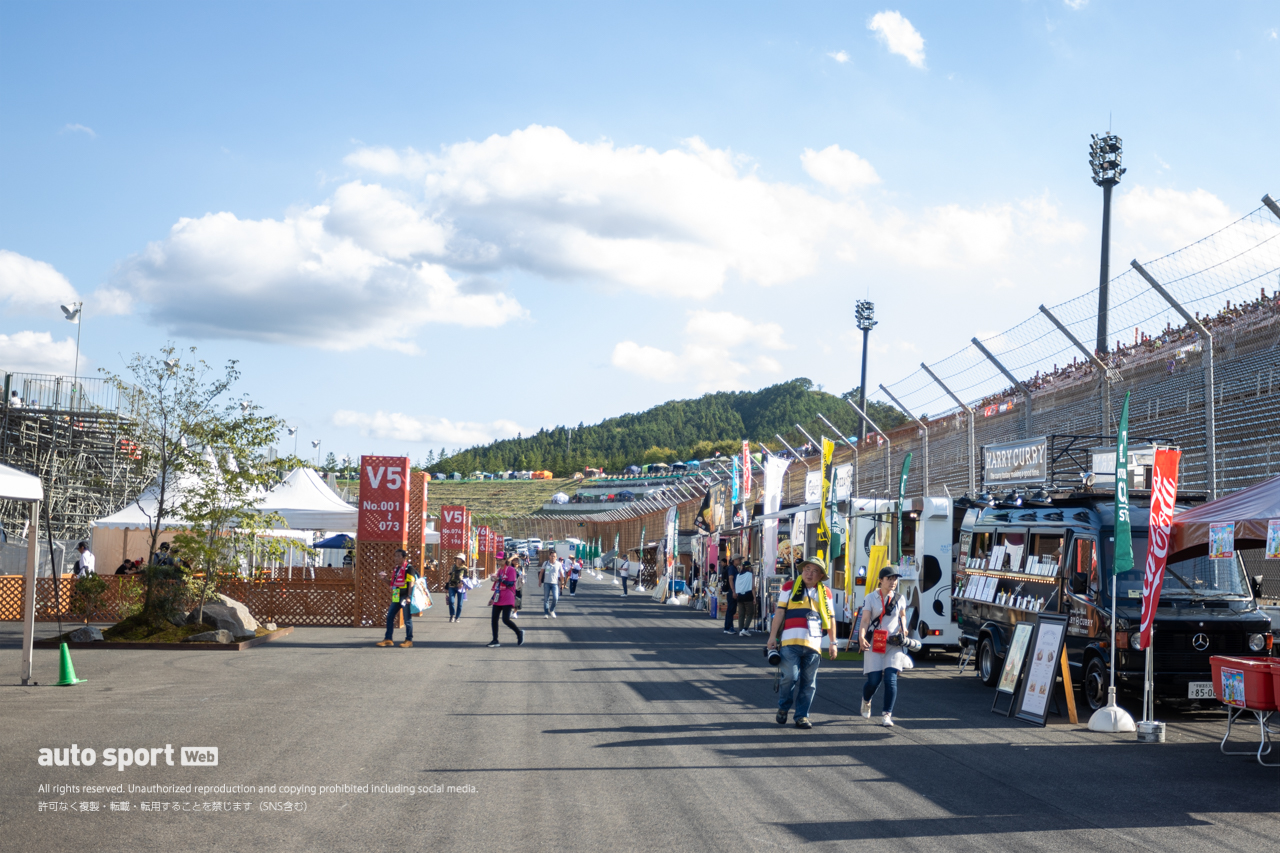 ビクトリースタンド裏のホスピタリティガーデンでは、今年もさまざまなキッチンカーが勢揃い。どのお店もたまらなく美味しそうでした……