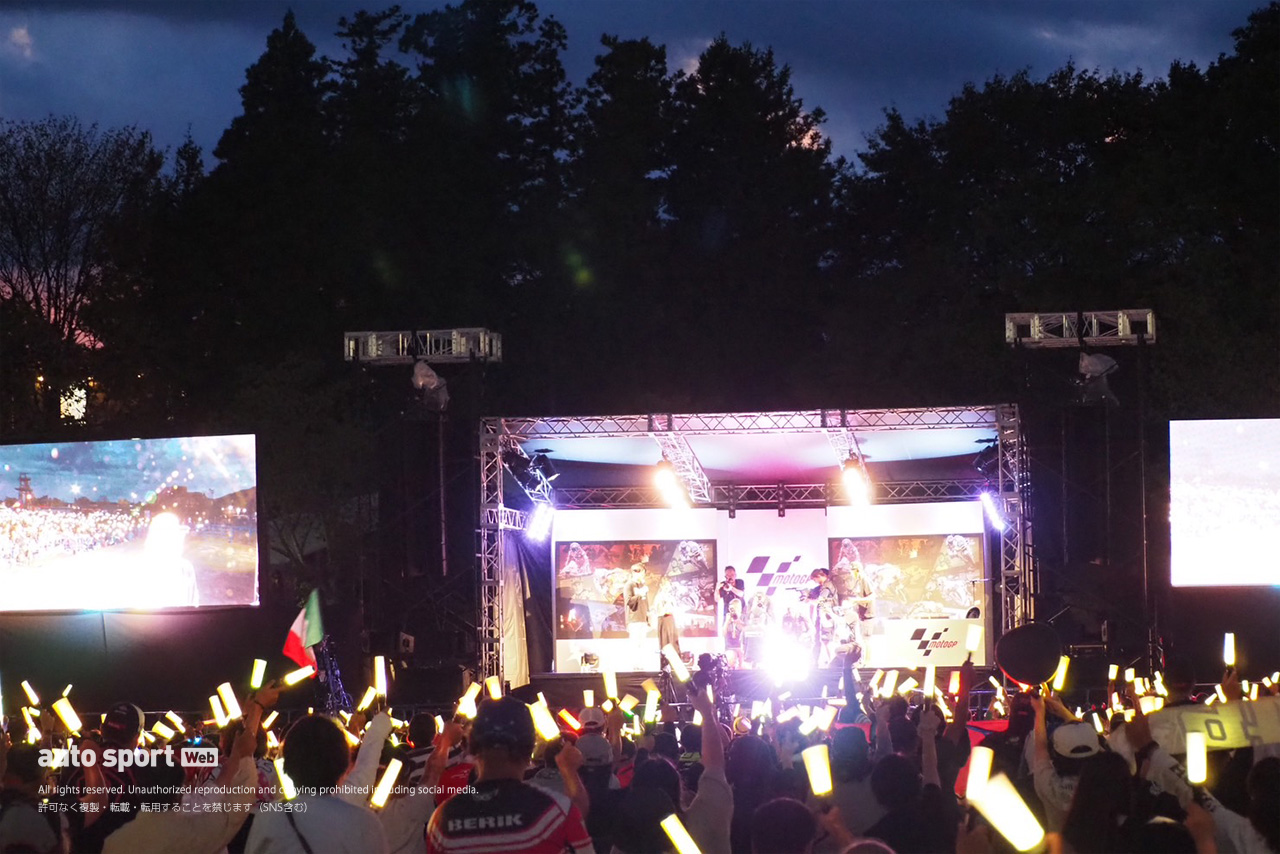 初日から走行終了後には前夜祭ステージを実施。ペンライトでライダーたちを歓迎していました