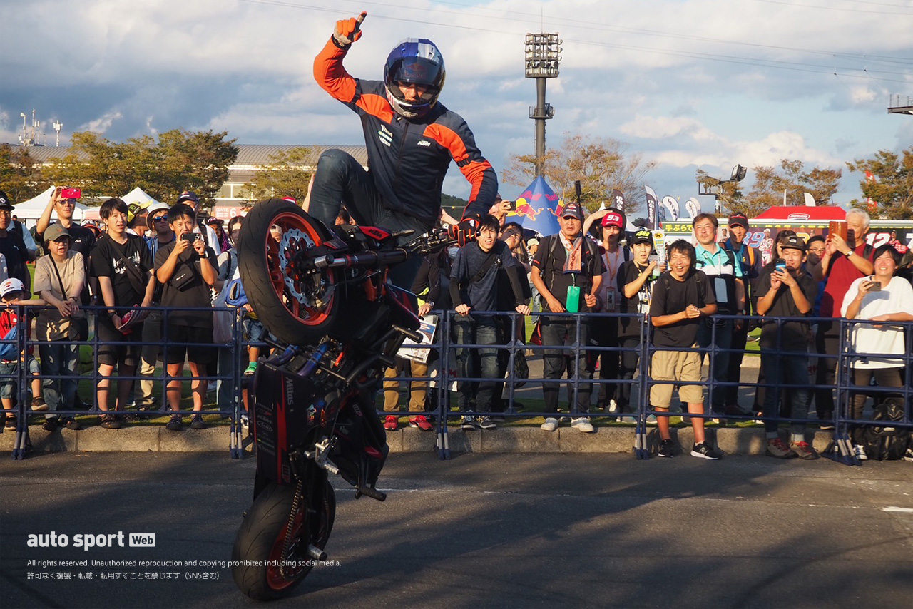 バイクを華麗に操るアラスの超絶テクニックを間近で楽しめます