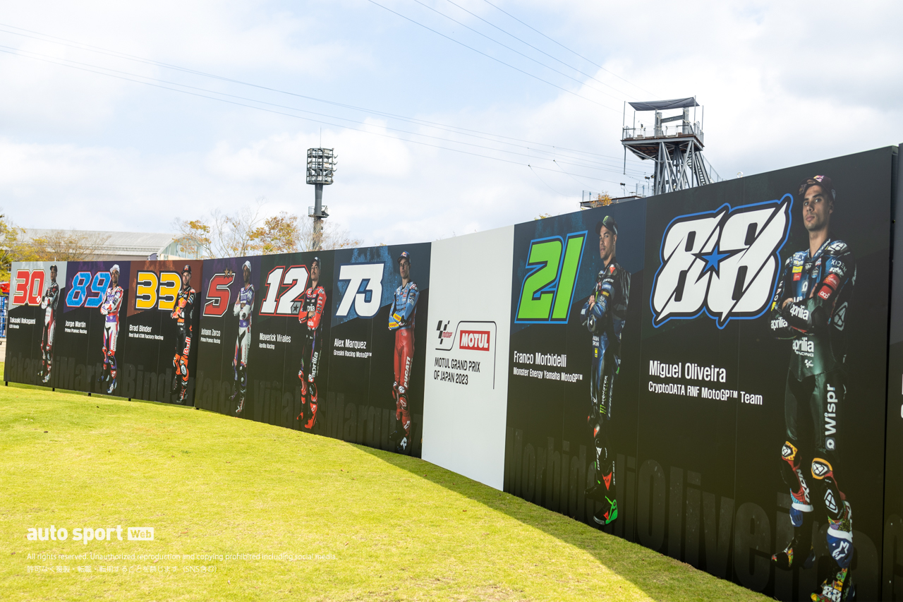 スタンド裏の芝生エリアではMotoGPクラスのライダーたちのビッグパネルがずらりと並んでいます