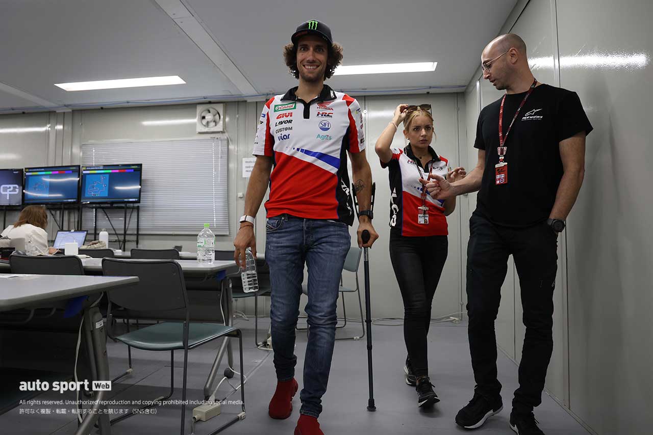 杖を使って歩くアレックス・リンス（LCRホンダ・カストロール）／2023MotoGP第14戦日本GP