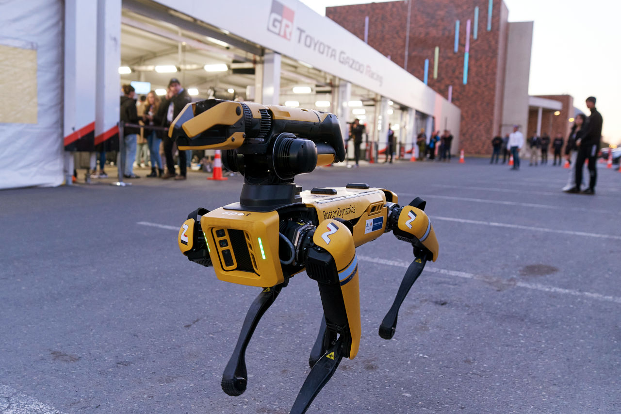 ヒョンデ傘下にあるボストンダイナミクス社の犬型ロボット『Spot』がパドックを闊歩する。ただの散歩か、敵情視察か……