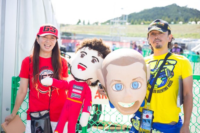 ロッシの被り物で有名なご夫婦