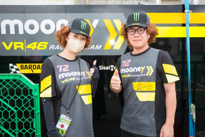 ベゼッチの髪型を真似て応援するご夫婦