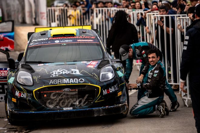 曲がってしまったステアリングを修復するアルベルト・ヘラー(フォード・プーマ・ラリー1) 2023年WRC第11戦ラリー・チリ・ビオビオ