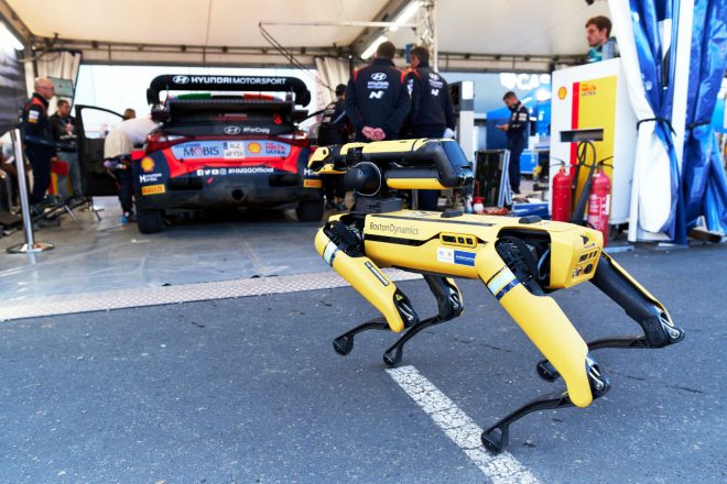 ヒョンデi20 Nラリー1とボストンダイナミクス社の犬型AIロボット『Spot』