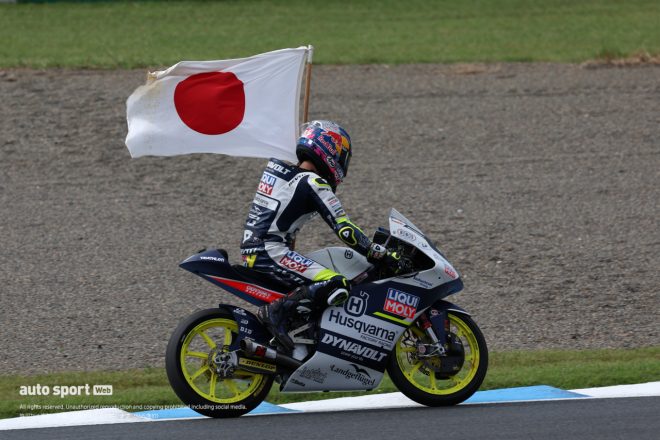 Moto3：加藤大治郎が使った『日の丸』を掲げて走行する佐々木歩夢（Liqui Moly Husqvarna Intact GP）／2023MotoGP第14戦日本GP