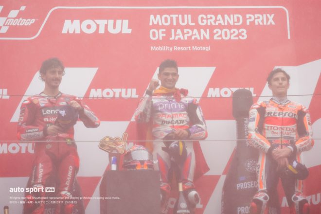雨の中の表彰式で優勝を喜ぶホルヘ・マルティン（プリマ・プラマック・レーシング）／MotoGP第14戦日本GP