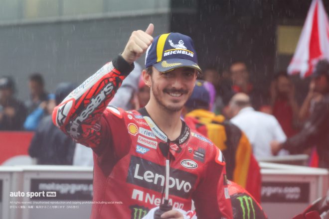 レース後、サムアップで2位を喜ぶフランセスコ・バニャイア（ドゥカティ・レノボ・チーム）／MotoGP第14戦日本GP
