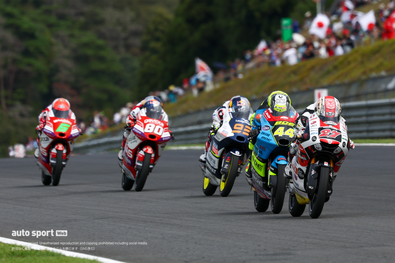 6位争いをする鳥羽海渡（SIC58 Squadra Corse）と山中琉聖（Gaviota GASGAS Aspar Team）