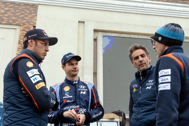 ヒョンデ・シェル・モビスWRTの（左から）ティエリー・ヌービル、テーム・スニネン、チーム代表のシリル・アビテブール　2023年WRC第11戦ラリー・チリ・ビオビオ