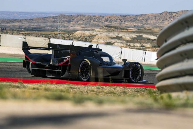 スペインのモーターランド・アラゴンで開発テストを行うアルピーヌA424