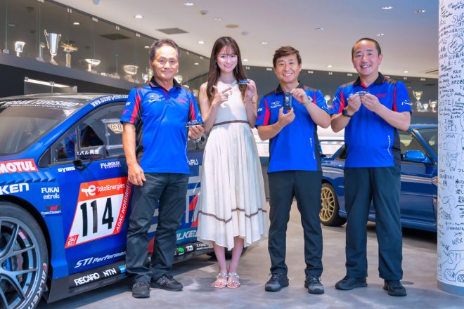 （左から）辰己英治総監督、桜田莉奈、佐々木孝太、沢田拓也監督