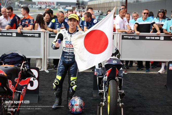 Moto3：加藤大治郎が使用した日本国旗を掲げる佐々木歩夢（Liqui Moly Husqvarna Intact GP）／2023MotoGP第14戦日本GP
