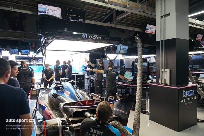 2023年F1第17戦日本GP アルピーヌガレージ内／FP終了後に撮影