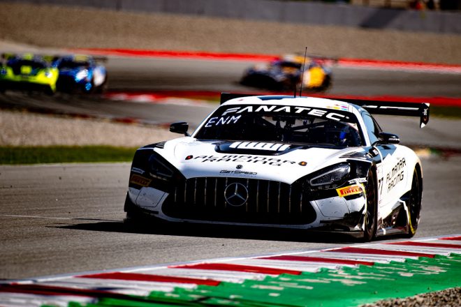 トップチェッカーを受けるもレース後の5秒ペナルティで4位となった777号車メルセデスAMG GT3エボ（メルセデスAMG・チーム・アルマナー）