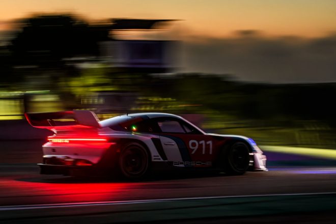 ウェザーテック・レースウェイ・ラグナ・セカを走行するポルシェ911 GT3 R・レンシュポルト