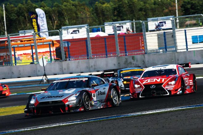 タイ・ブリラムのチャン・インターナショナル・サーキットで行われた2015年スーパーGT第3戦でバトルを演じる本山哲と立川祐路